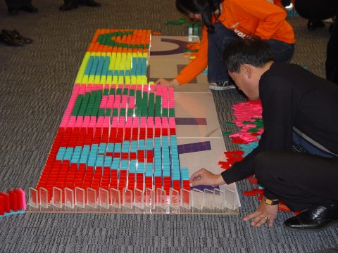 APEC 2005 KOREA 자원 봉사자 해단식 도미노 쌓기 1 사진 9