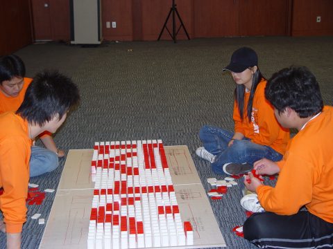 APEC 2005 KOREA 자원 봉사자 해단식 도미노 쌓기 2 사진 2