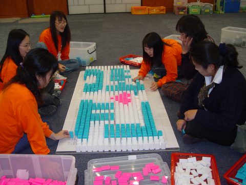 APEC 2005 KOREA 자원 봉사자 해단식 도미노 쌓기 2 사진 7