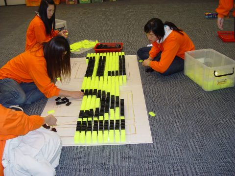 APEC 2005 KOREA 자원 봉사자 해단식 도미노 쌓기 2 사진 8